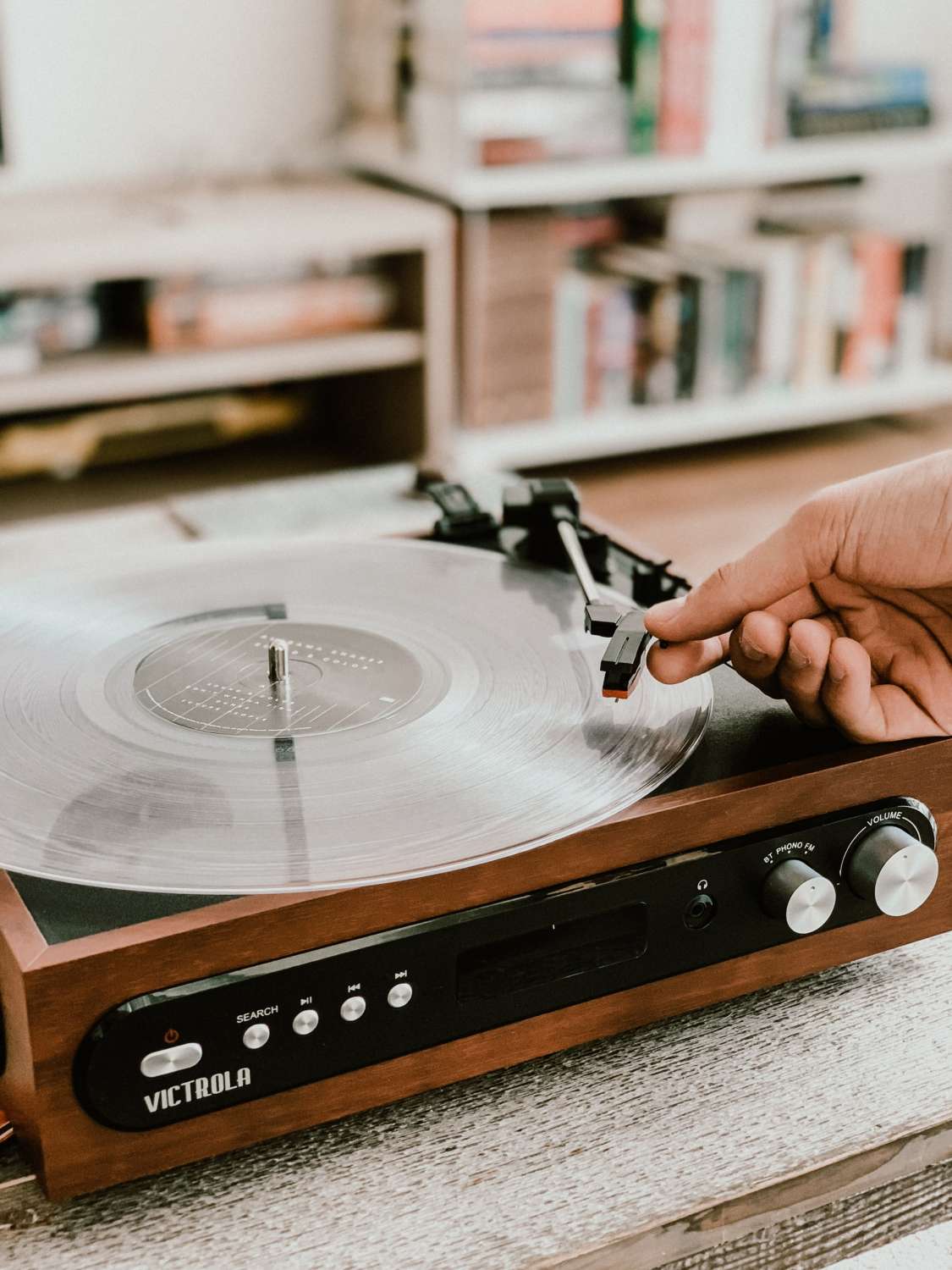Devant -Casques intégraux Soldes 2022 victrola record players R4Rdi0EfBws unsplash